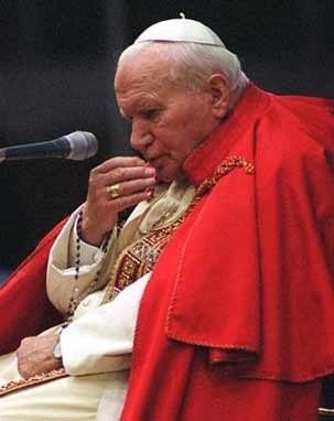 Jean-Paul II baisant la croix