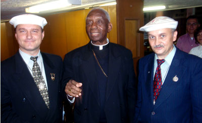 Jacek Morava et Janusz Lewicki en compagnie de S.E. le Cardinal Agré