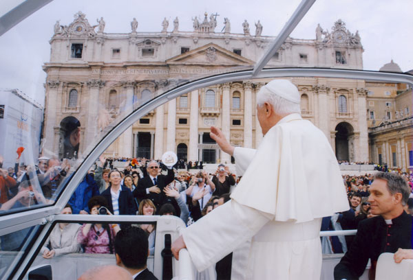 Benoît XVI salut la foule à Rome