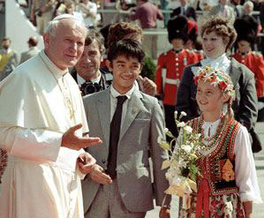 Jean-Paul II est accueilli par un jeune autochtone et une jeune polonaise