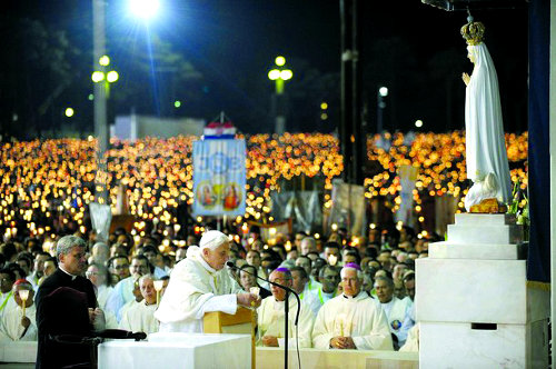 Benoît XVI prie le chapelet au sanctuaire de fatima