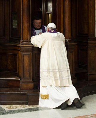 Le Pape François se confessant