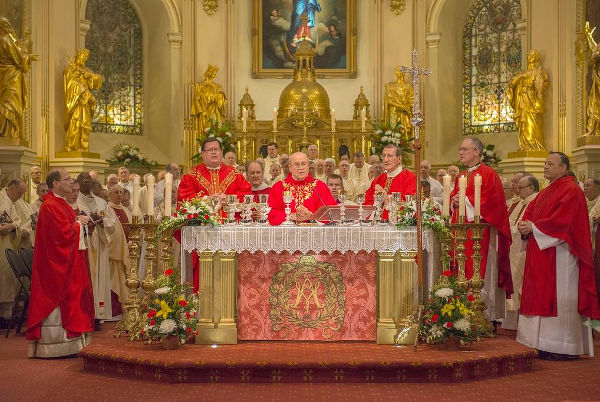 Cardinal Ortega célèbre la messe dans la Basilique Notre-Dame de Québec