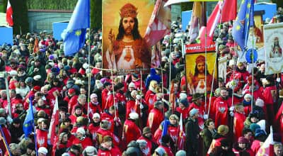La foule lors de l'instronisation du Christ Roi de Pologne