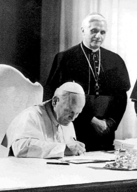 Jean-Paul II signant le catéchisme