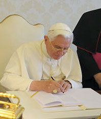 Benoît XVI signant son encyclique