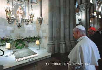Léon XIV en prière devant la tombe d’Antoni Gaudi. Photo : © Vatican Media.