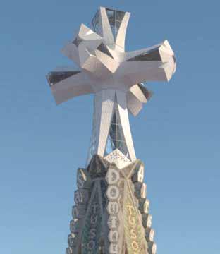 La croix monumentale de la Sagrada Familia.