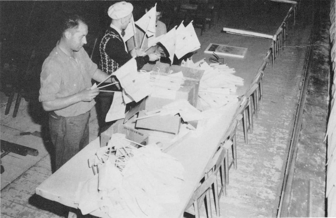 Préparation de la vente des petits drapeaux - Congrès 1955