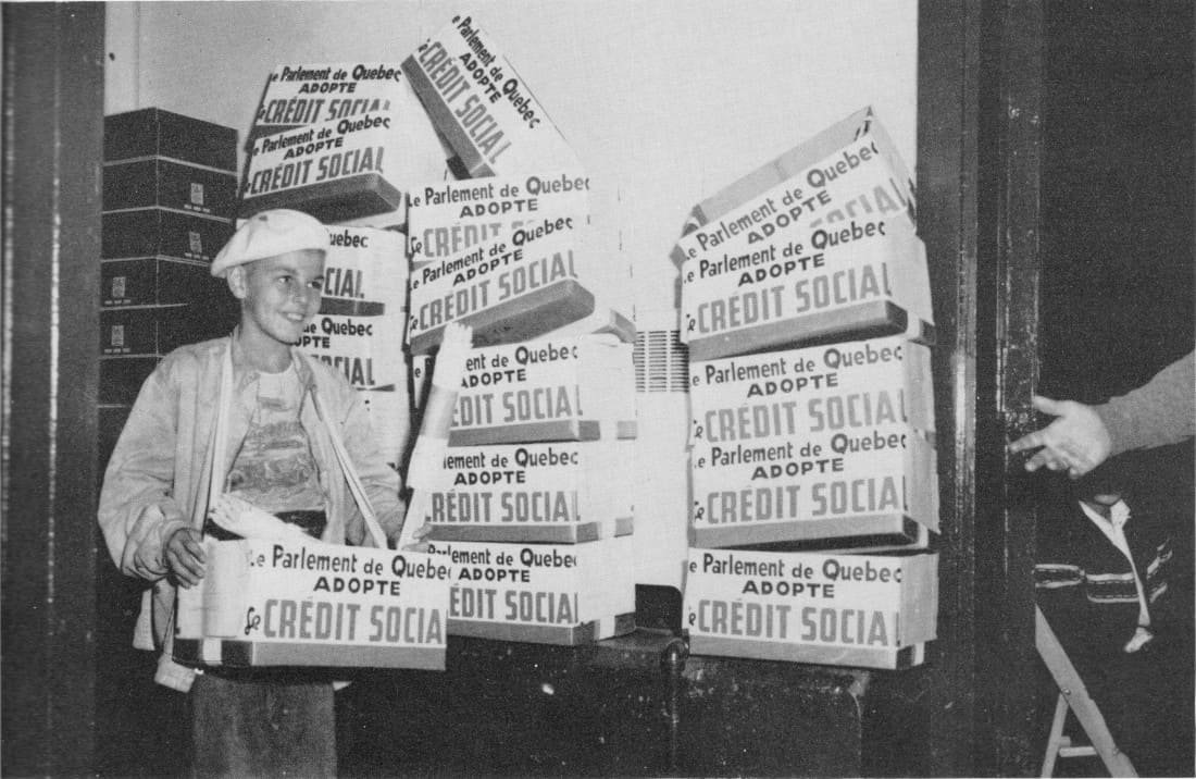 Un petit vendeur de drapeaux prêt à partir : Even Provencher - Congrès 1955