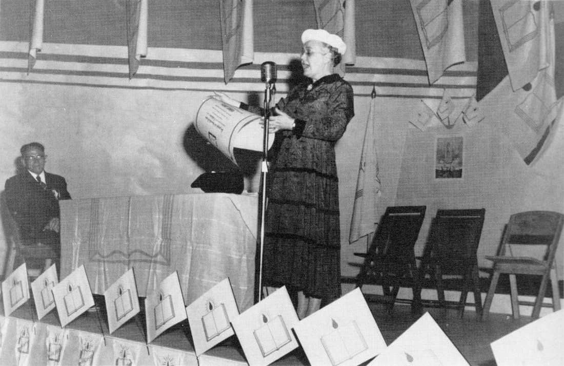 Mme Côté-Mercier lit un parchemin qu'elle remettra à M. Louis Even au nom des Créditistes - Congrès 1955