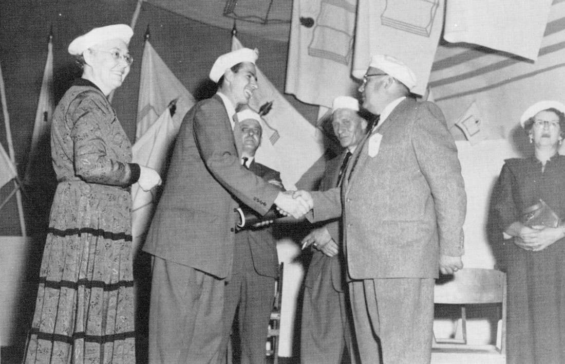 L'Honorable Edgar Fournier (Nouveau Brunswick) accueilli sur l'estrade - Congrès 1955