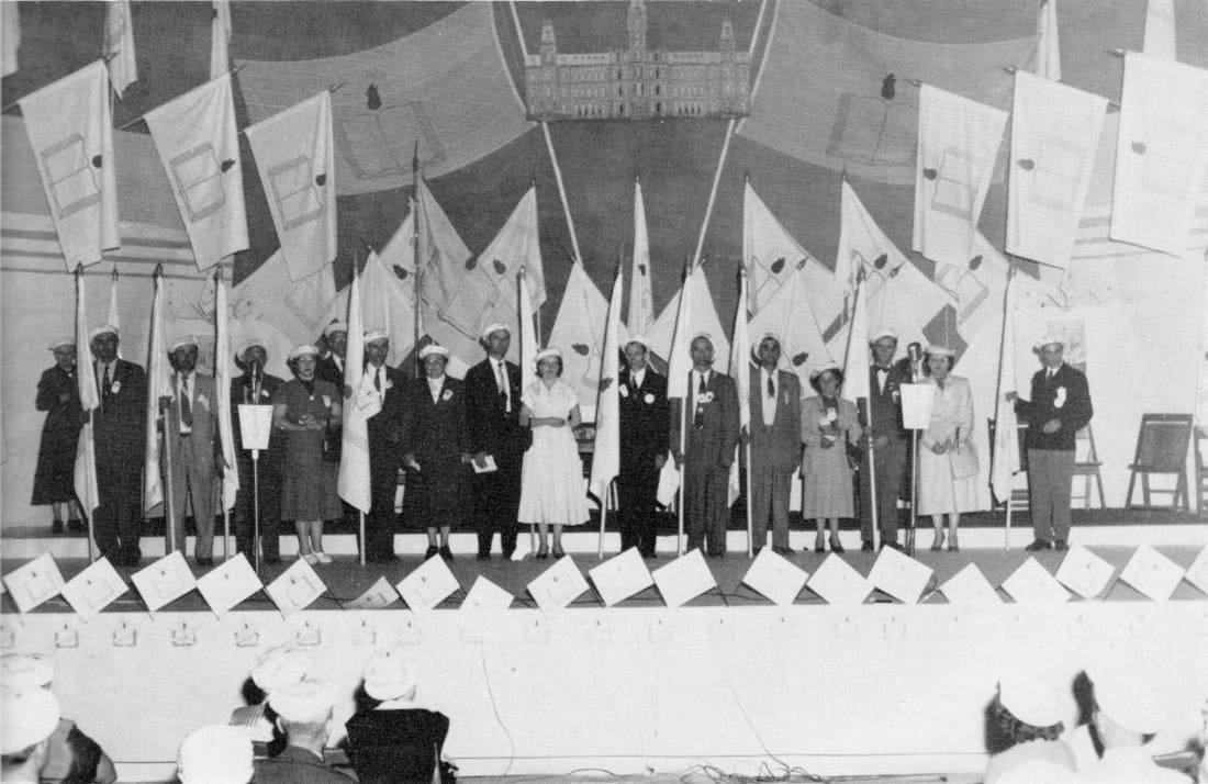 Distribution de drapeaux aux as de l'abonnement de l'année - Congrès 1955