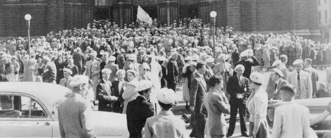 À St-Roch, au sortir de l'église - Congrès 1955
