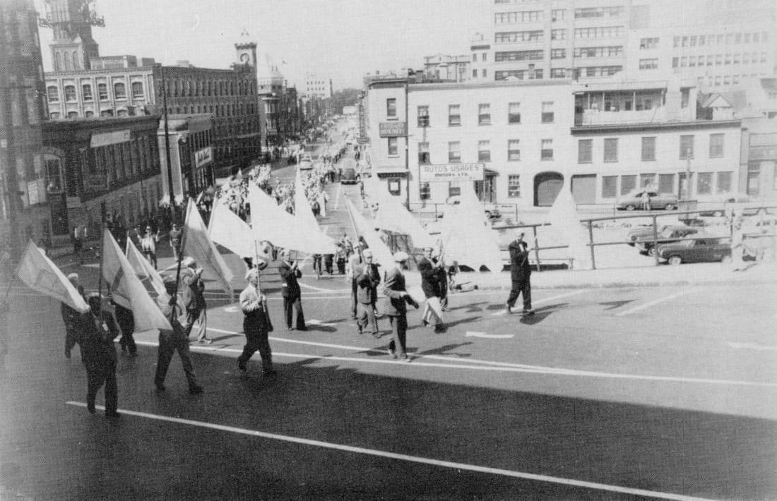 Dans le grand défilé : une partie des drapeaux - Congrès 1955