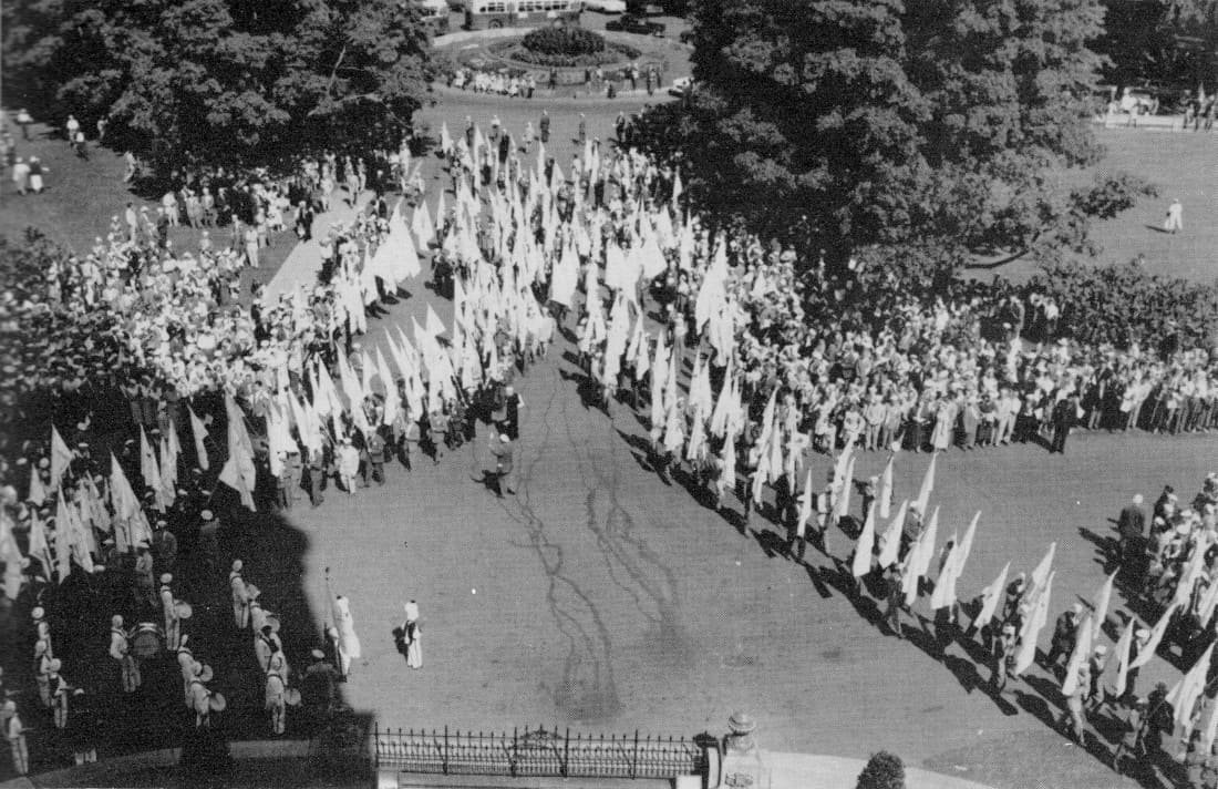 La garde d'honneur se dirige de chaque côté du Parlement - Congrès 1955