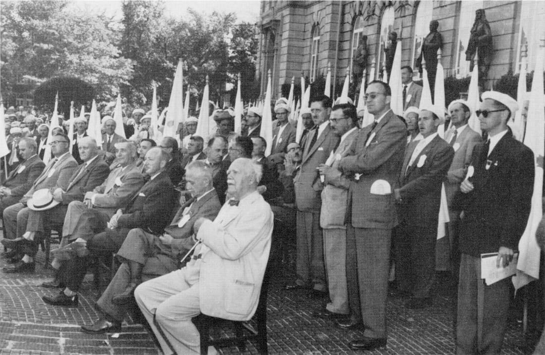 Parlementaires, entourés de drapeaux - Congrès 1955