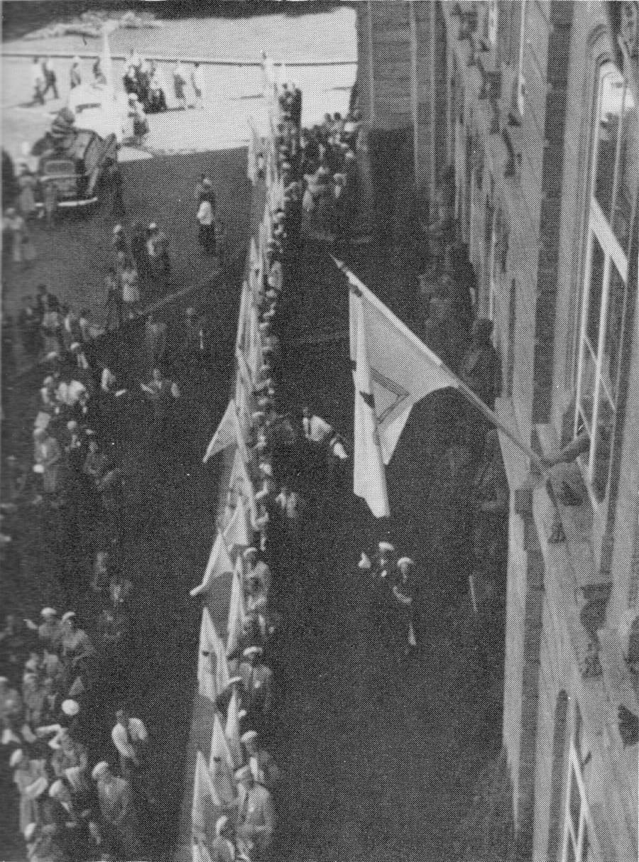 Le drapeau créditiste à une fenêtre du Parlement - Congrès 1955