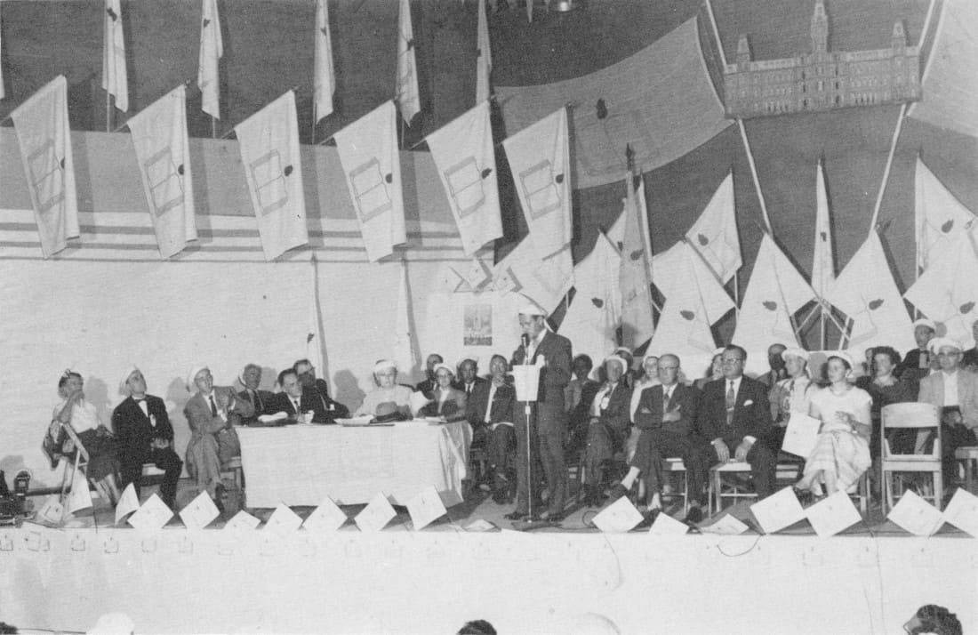 Maires et conseillers sur l'estrade. Au micro, l'échevin F. Bouffard - Congrès 1955