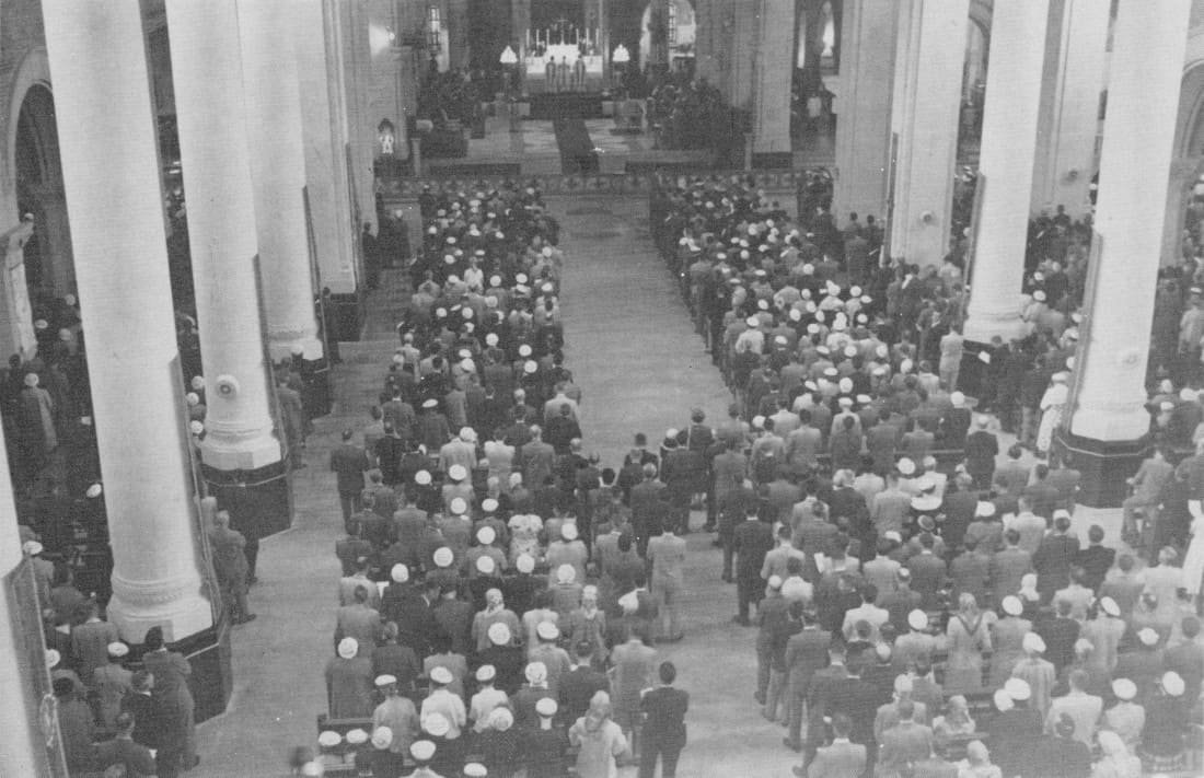 À l'autel, l'officiant, le diacre et le sous-diacre pendant la messe - Congrès 1955