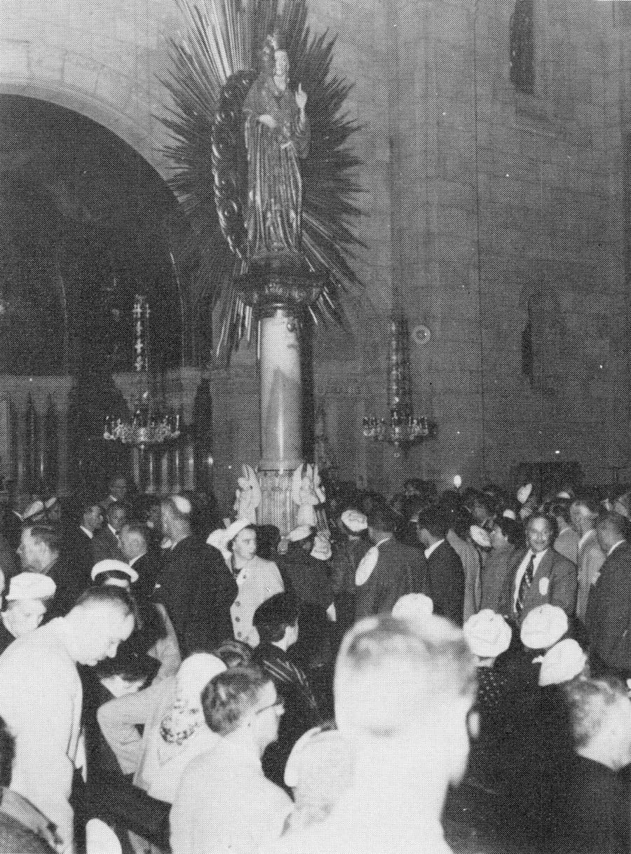 Créditistes au pied de la statue de la bonne Ste-Anne - Congrès 1955
