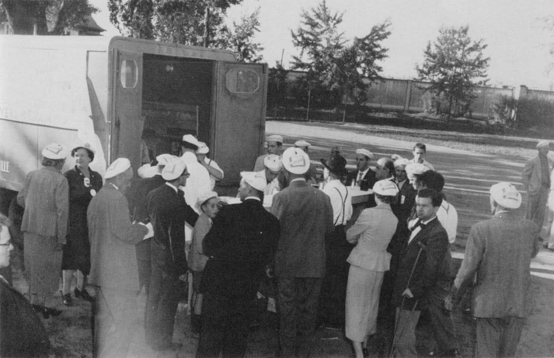 Près du camion où l'on sert des fèves au lard - Congrès 1955