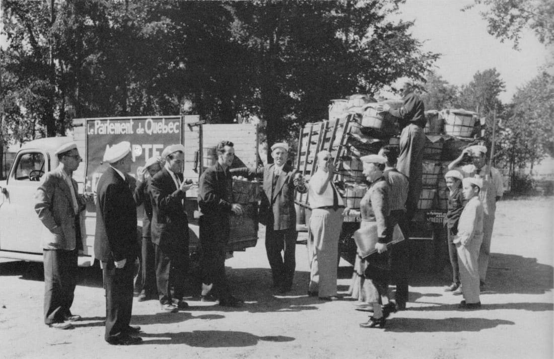 M. R. Duchesneau offre ses pommes. Il en a deux camions pleins - Congrès 1955