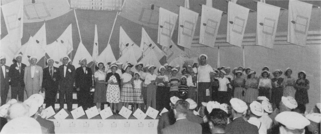 La chorale Boutin chantant avec la foule - Congrès 1955