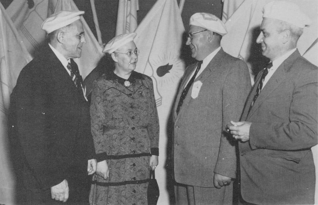 De gauche à droite : M. L. Even, Mme Côté-Mercier, l'Honnorable E. Fournier, le député L. Fortin du Nouveau-Brunswick - Congrès 1955