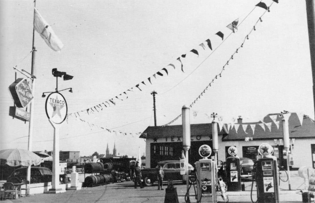 Drapeau créditiste à l'honneur au garage Paradis & Fils - Congrès 1955