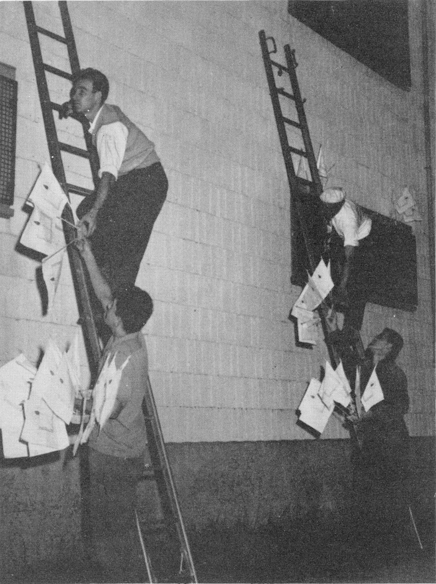 On pose des drapeaux à l'extérieur de l'aréna - Congrès 1955