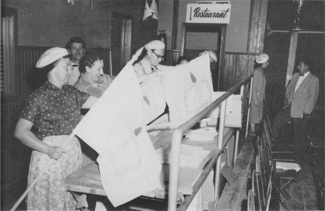 Encore à l’œuvre pour le montage des drapeaux - Congrès 1955