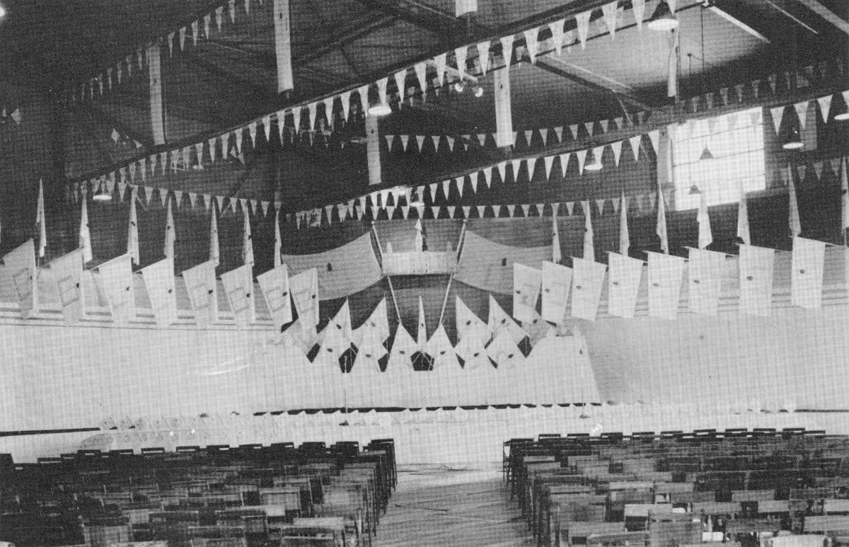 La décoration de l'estrade est terminée - Congrès 1955