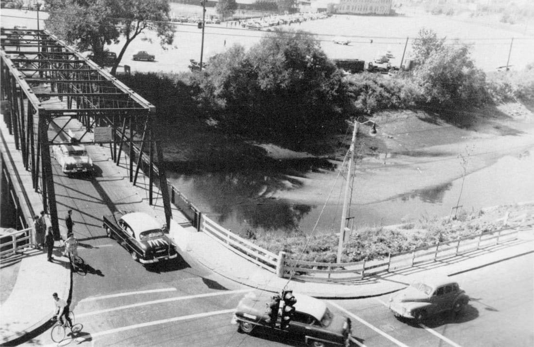 Le pont du Parc Victoria, Au fond, le terrain de stationnement - Congrès 1955