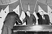 M. Louis Even et le maire Hamel se serrent la main - Congrès 1955
