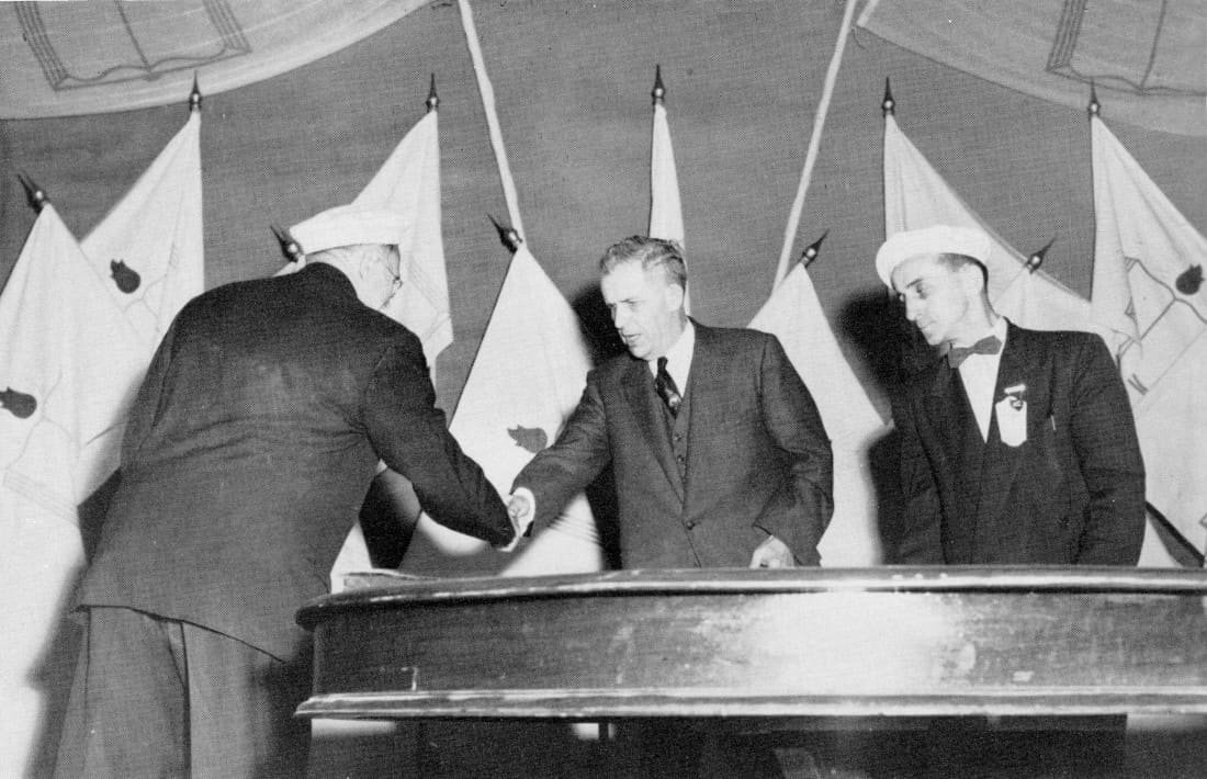 M. Louis Even et le maire Hamel se serrent la main - Congrès 1955