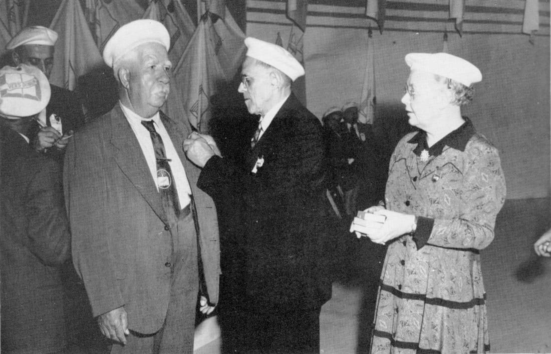 Le conquérant Paul L'Ecuyer décoré par M. Even - Congrès 1955