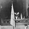 Le drapeau créditiste en avant de la balustrade, dans l'église St-Roch - Congrès 1955
