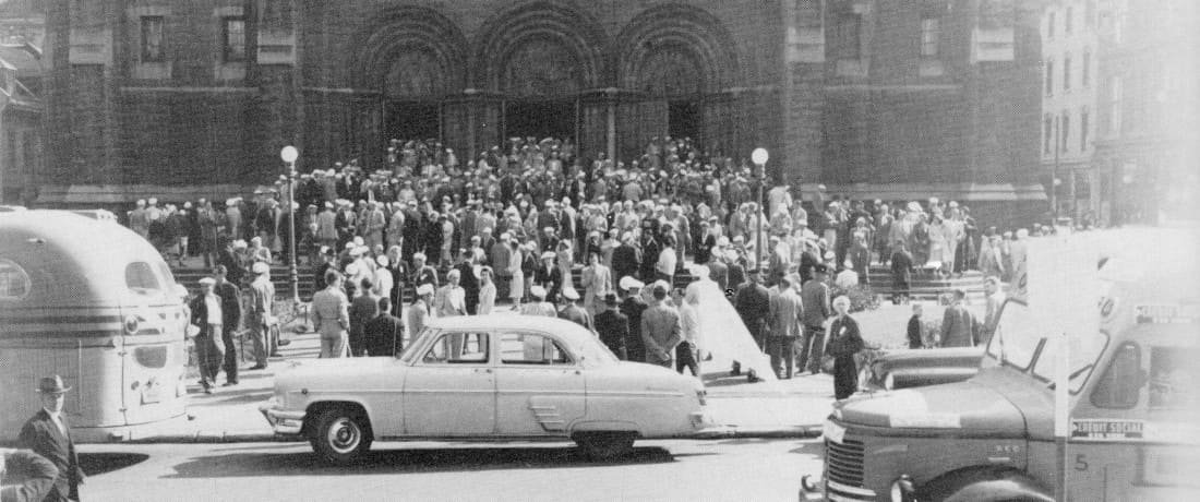 À St-Roch, au sortir de l'église - Congrès 1955