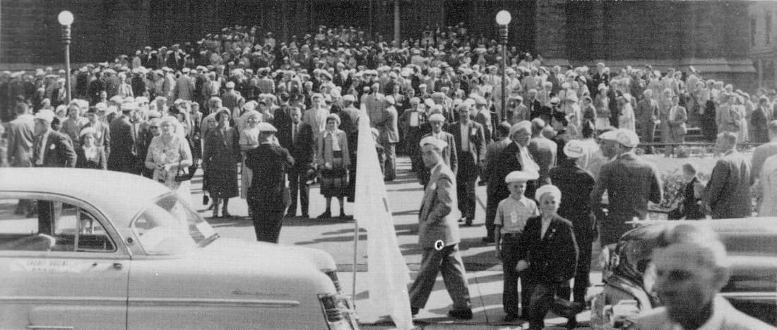À St-Roch, au sortir de l'église - Congrès 1955