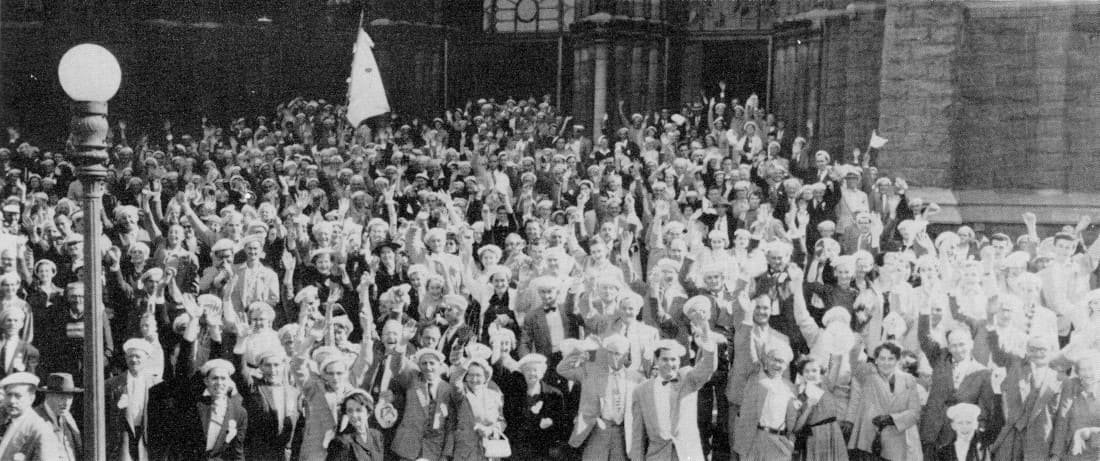 À St-Roch, au sortir de l'église - Congrès 1955