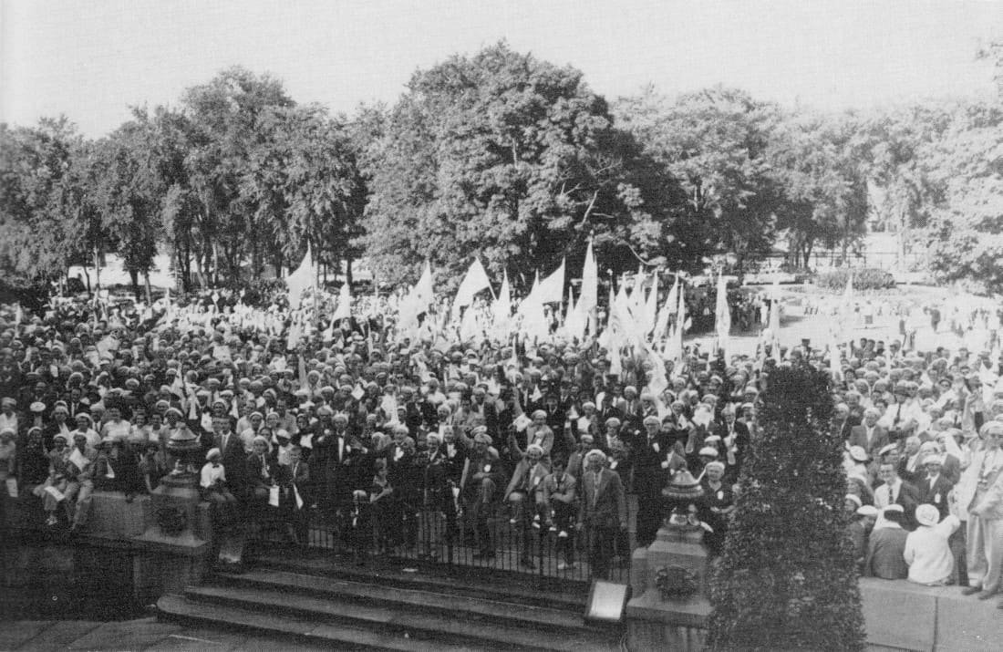 Une partie de la foule devant le Parlement - Congrès 1955