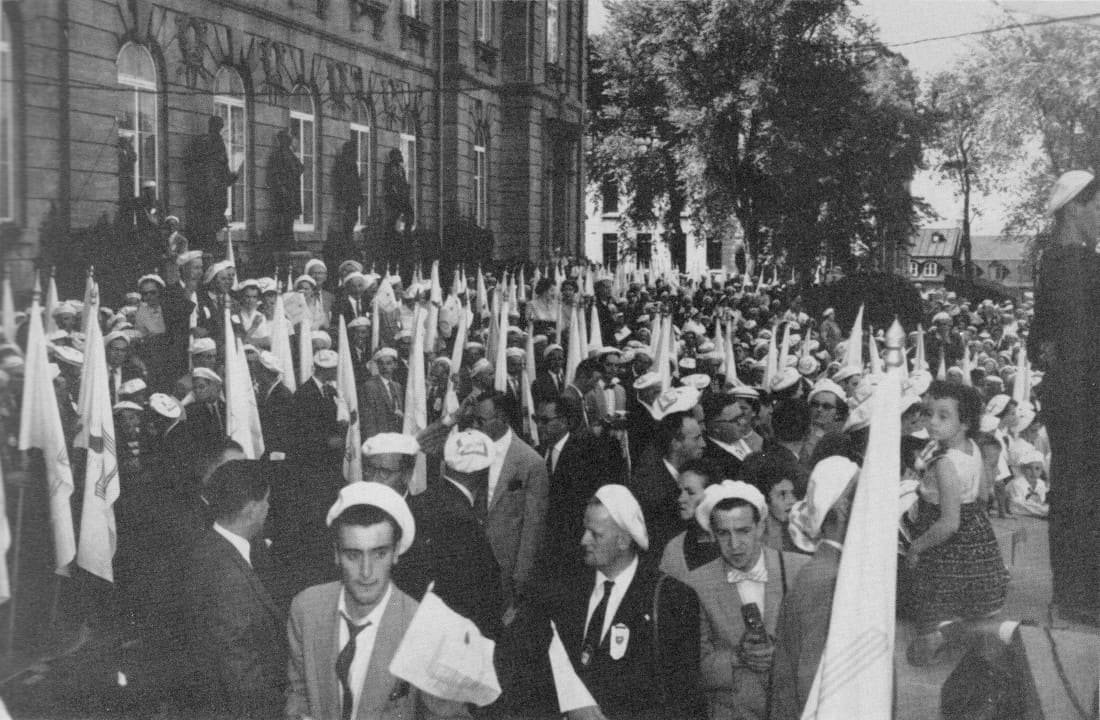 Garde d'honneur et foule au nord de l'estrade - Congrès 1955