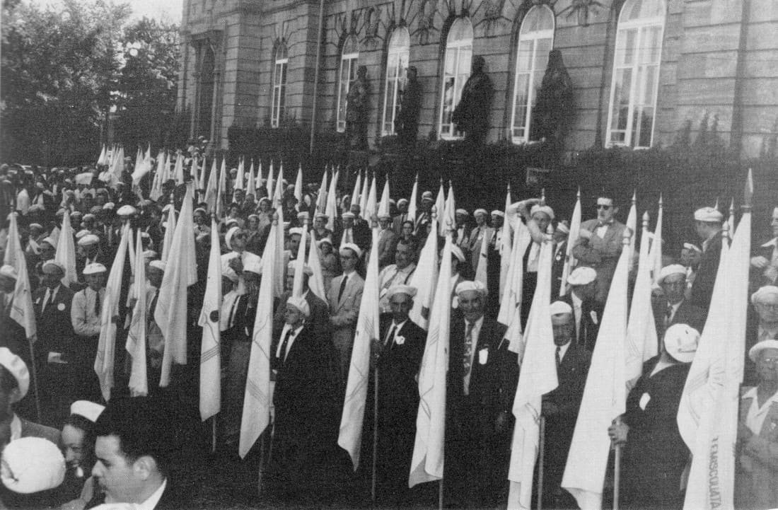 Garde d'honneur et foule au sud de l'estrade - Congrès 1955