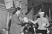 M. Alfred Gagliardi reçoit un béret de Mme Côté-Mercier - Congrès 1955
