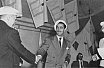 M. Alfred Gagliardi, coiffé du béret, serre la main de M. Even - Congrès 1955