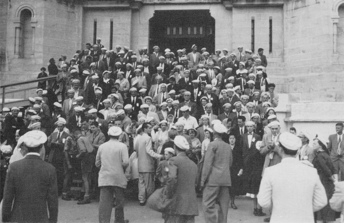 À la porte de la basilique de Ste-Anne-de-Beaupré - Congrès 1955