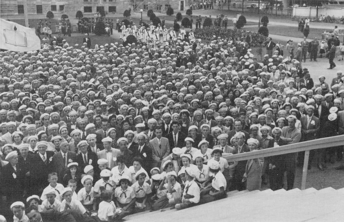 Devant la basilique de Ste-Anne-de-Beaupré - Congrès 1955