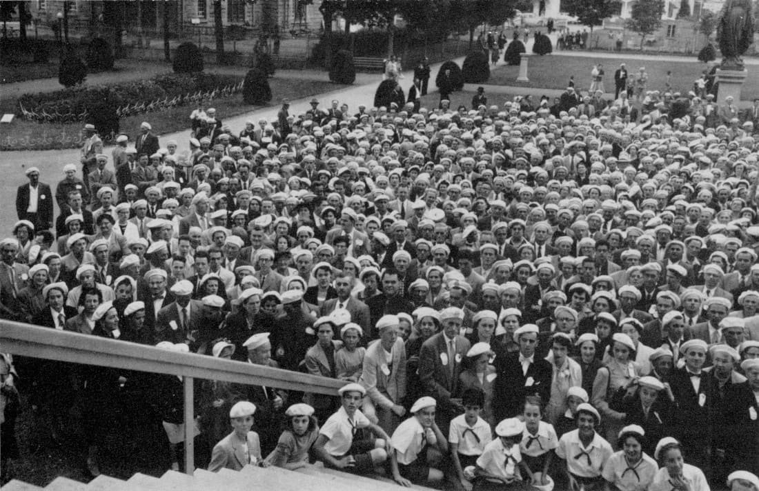 Une autre partie de la foule au sortir de la basilique Ste-Anne - Congrès 1955