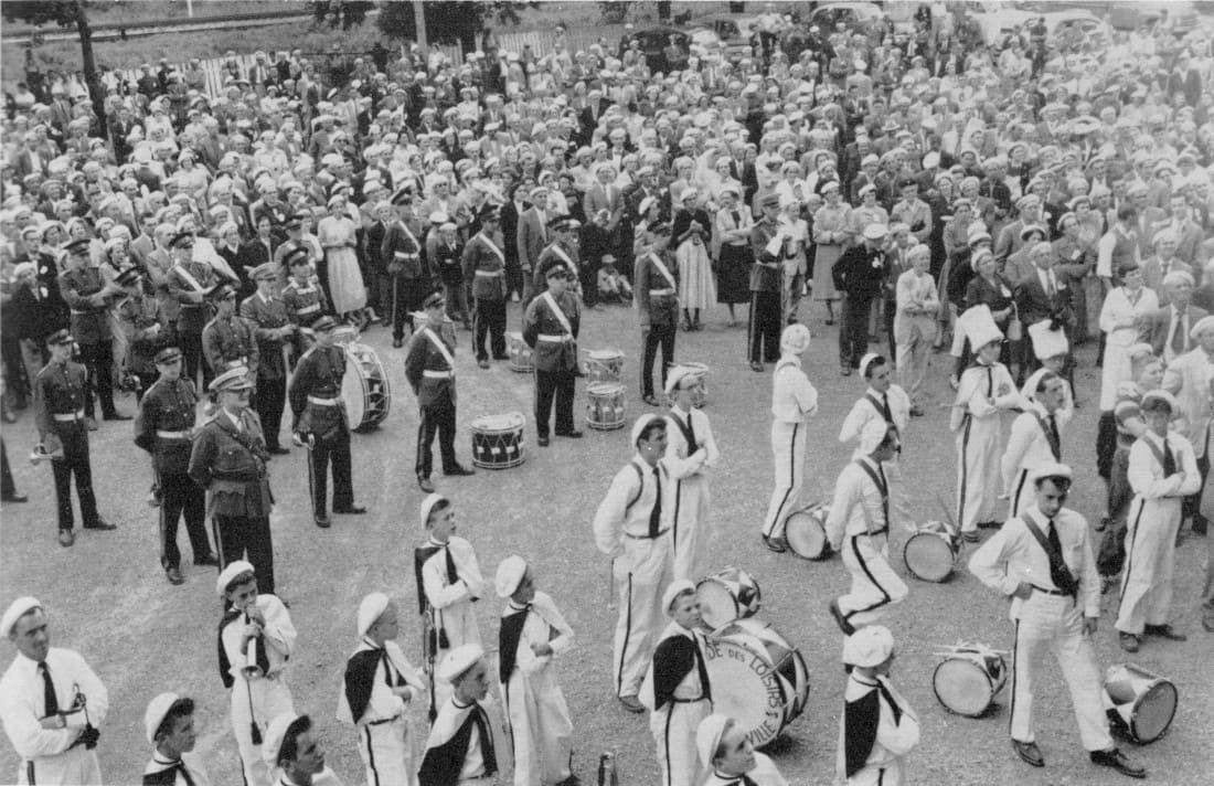 Dans la cour du Collège de Ste-Anne, la Garde Champlain et la Garde des Loisirs - Congrès 1955